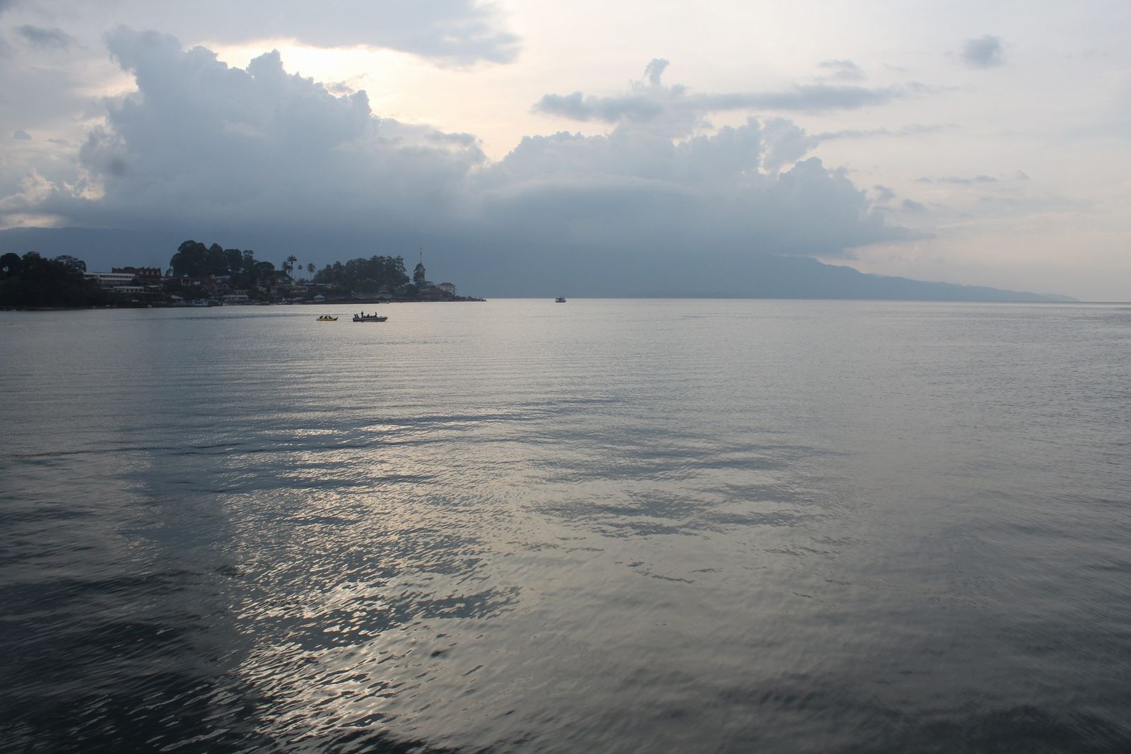 Pantai Bebas Parapat